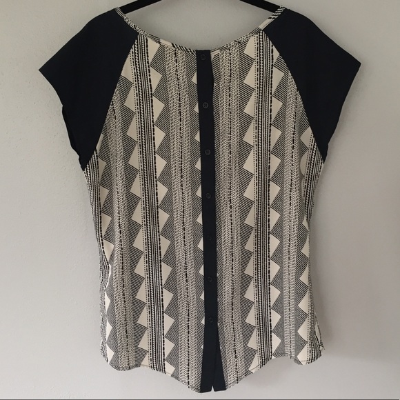 Button-Back Patterned Top - Picture 2 of 7